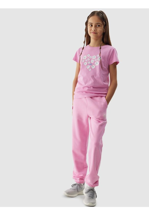 4f - Spodnie dresowe joggery dziewczęce - różowe. Okazja: na co dzień. Kolor: różowy. Materiał: dresówka. Wzór: gładki, ze splotem, aplikacja. Styl: sportowy, casual