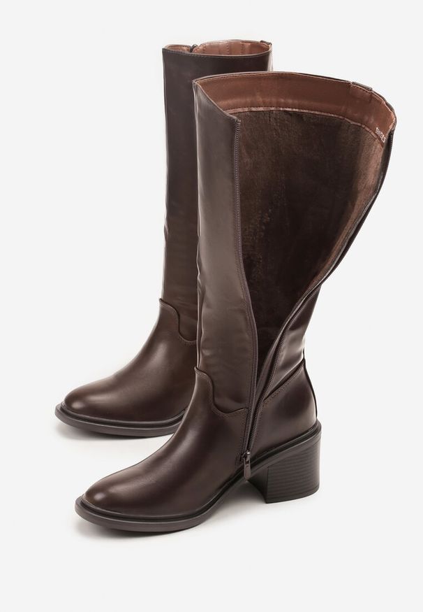 Renee - Ciemnobrązowe Kozaki Oficerki Vices na Słupku Giorima. Okazja: na co dzień. Kolor: brązowy. Obcas: na słupku. Styl: klasyczny, casual, elegancki