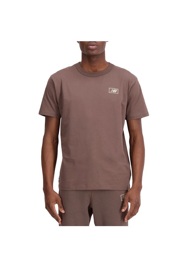 Koszulka New Balance MT33511DUO - brązowa. Kolor: brązowy. Materiał: materiał, bawełna. Długość rękawa: krótki rękaw. Długość: krótkie. Wzór: napisy