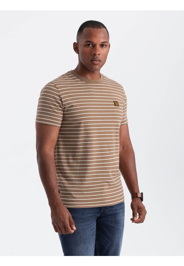 Ombre Clothing - T-shirt męski w paski z naszywką Ombre Design – brązowo-biały V7 - Rozmiar: L. Okazja: na co dzień. Kolor: biały. Materiał: guma, poliester, bawełna, jeans. Wzór: aplikacja, paski. Styl: casual