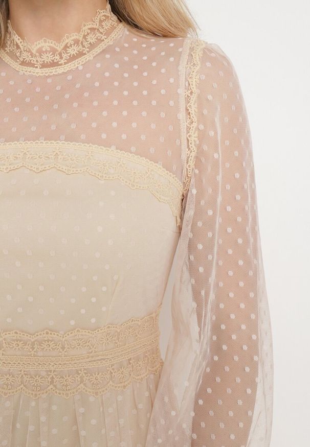 Born2be - Beżowa Rozkloszowana Sukienka Maxi z Koronką Jorissa. Typ kołnierza: dekolt w serek. Kolor: beżowy. Materiał: koronka. Wzór: koronka. Styl: klasyczny. Długość: maxi