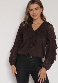 Born2be - Brązowa Bluzka z Koronki Ozdobiona Falbankami Sewola. Typ kołnierza: kołnierz z falbankami. Kolor: brązowy. Materiał: koronka. Wzór: aplikacja, koronka. Styl: elegancki #4