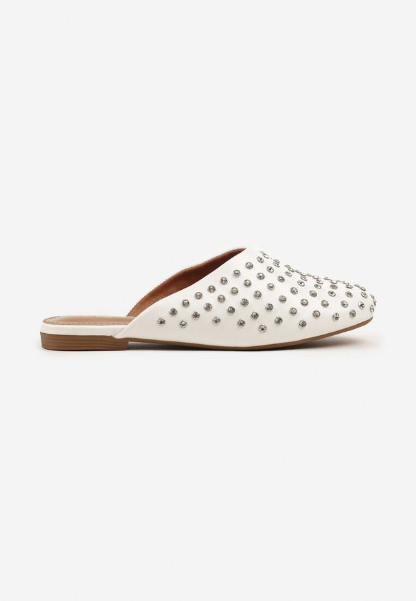 Renee - Białe Klapki Typu Mule z Cyrkoniowym Zdobieniem Firritis. Okazja: na co dzień. Kolor: biały. Materiał: jeans. Wzór: aplikacja. Obcas: na obcasie. Styl: casual. Wysokość obcasa: niski