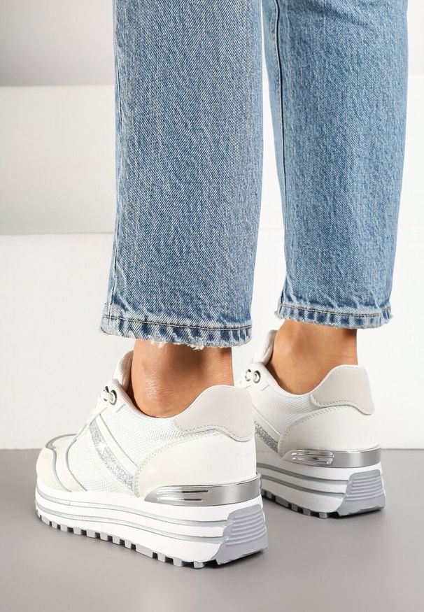Born2be - Białe Sneakersy na Grubej Podeszwie Zdobione Brokatem Elenina. Okazja: na co dzień. Kolor: biały. Materiał: jeans. Wzór: aplikacja