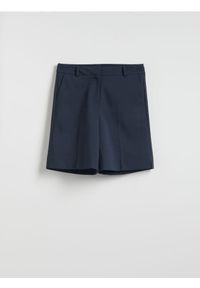 Reserved - Szorty z kantem - granatowy. Kolor: niebieski. Materiał: tkanina, bawełna #1