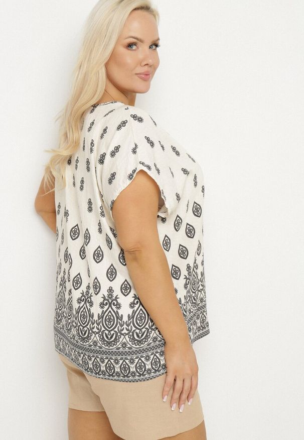 Born2be - Biało-Czarna Bluzka w Boho Wzór z Wiązaniem przy Dekolcie Jenalia. Kolor: czarny. Materiał: materiał, jeans. Styl: boho