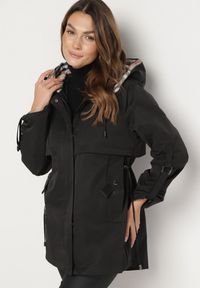 Born2be - Czarna Kurtka Parka z Kapturem i Kieszeniami z Możliwością Ściągnięcia w Talii Kailisse. Okazja: na co dzień. Typ kołnierza: kaptur. Kolor: czarny. Materiał: jeans. Styl: casual, klasyczny #1