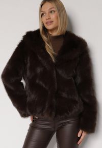 Born2be - Brązowa Kurtka Futrzana z Nieodpinanym Kapturem Vetirire. Okazja: na co dzień. Kolor: brązowy. Materiał: futro. Styl: elegancki, casual #4