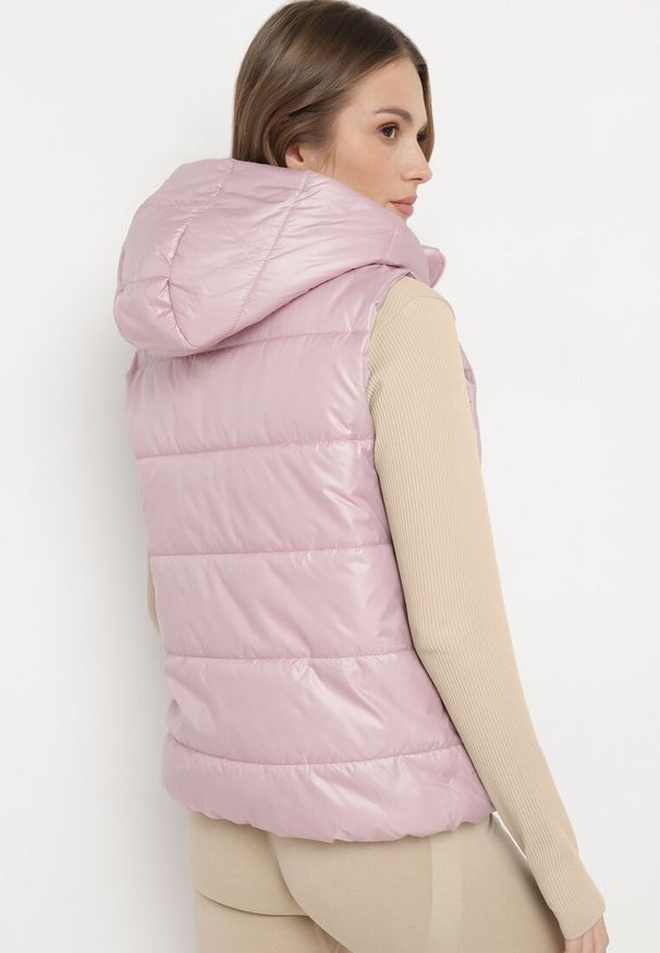 Born2be - Różowa Kamizelka z Odpinanym Kapturem i Kieszeniami Pikowana Aggevia. Kolor: różowy