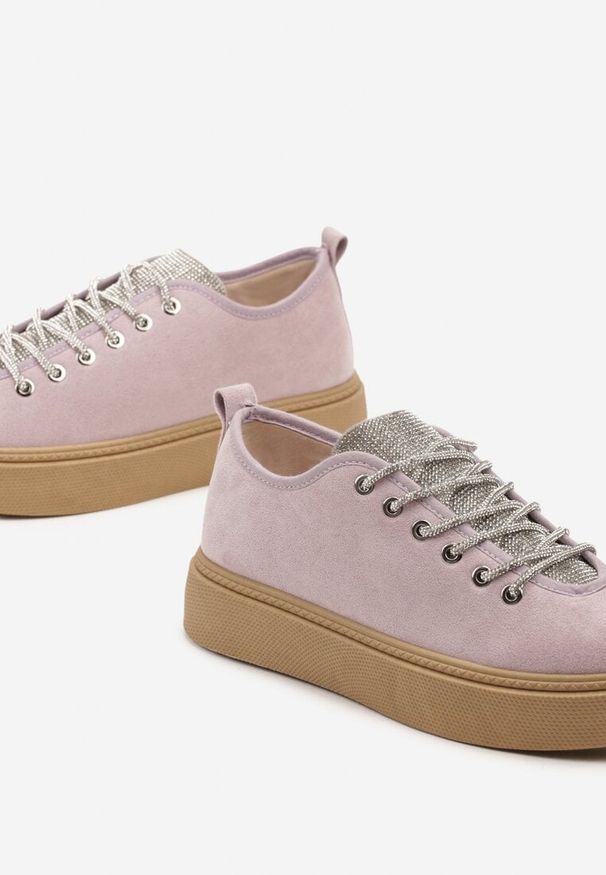 Born2be - Jasnofioletowe Sznurowane Sneakersy na Grubszej Podeszwie Zdobione Delikatnymi Cyrkoniami Limeta. Nosek buta: okrągły. Kolor: fioletowy. Wzór: aplikacja. Obcas: na płaskiej podeszwie