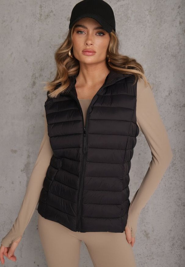 Renee - Czarna Przejściowa Kamizelka z Pikowaniem i Kapturem Neatwenna. Okazja: na co dzień. Typ kołnierza: kaptur. Kolor: czarny. Materiał: jeans. Styl: casual, elegancki, sportowy