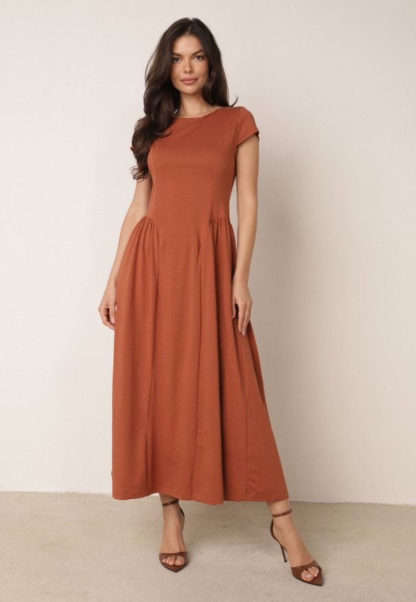 Born2be - Czerwona Wiskozowa Sukienka Taliowana z Przeszyciami Perusa. Okazja: na co dzień. Kolor: czerwony. Materiał: wiskoza. Typ sukienki: proste. Styl: elegancki, casual