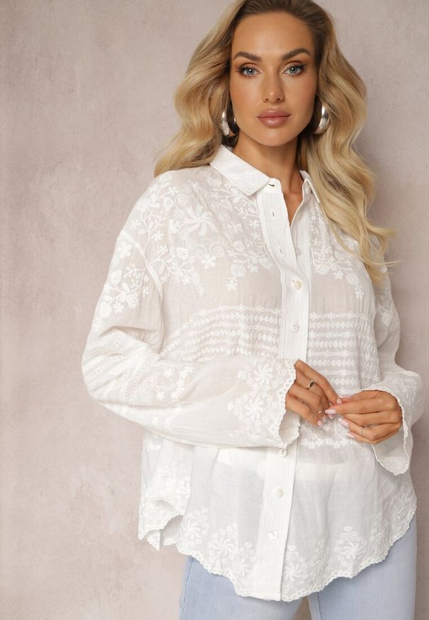 Renee - Biała Przezroczysta Koszula z Bawełny z Haftem w Kwiatki Kariela. Kolor: biały. Materiał: bawełna. Wzór: haft, kwiaty