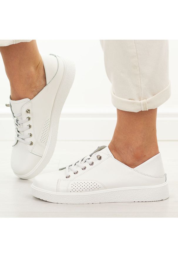 Białe skórzane półbuty damskie Vinceza 79590. Okazja: na co dzień. Nosek buta: okrągły. Kolor: biały. Materiał: skóra. Szerokość cholewki: normalna. Sezon: wiosna, lato. Styl: casual, klasyczny, elegancki