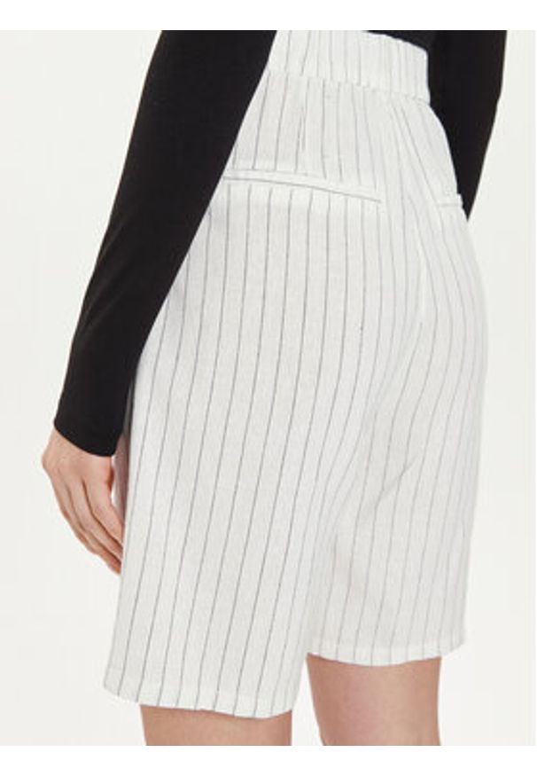 only - ONLY Bermudy Caro 15278792 Biały Loose Fit. Kolor: biały. Materiał: wiskoza, len