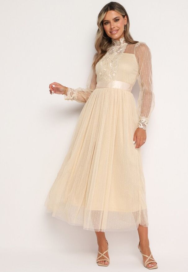 Born2be - Jasnobeżowa Rozkloszowana Sukienka Maxi z Siateczki Ozdobiona Koronką Vireln. Kolor: beżowy. Materiał: koronka. Wzór: koronka, aplikacja. Długość: maxi