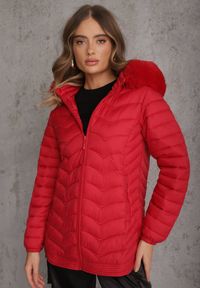 Renee - Czerwona Przejściowa Kurtka z Pikowaniem Bocznymi Ściągaczami i Kapturem Fezizia. Okazja: na co dzień. Kolor: czerwony. Materiał: futro, poliester, jeans. Styl: casual, elegancki #8