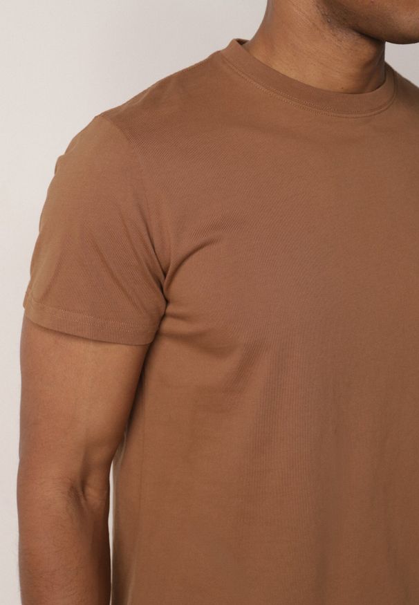 Born2be - Brązowa Gładka Koszulka T-shirt z Bawełny o Prostym Kroju Sarusa. Okazja: na co dzień, na randkę. Kolor: brązowy. Materiał: bawełna. Wzór: gładki. Styl: klasyczny, casual