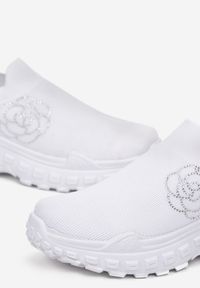 Renee - Białe Buty Sportowe z Elastyczną Cholewką z Różyczką z Cyrkonii Erisirdalin. Kolor: biały. Szerokość cholewki: normalna #5