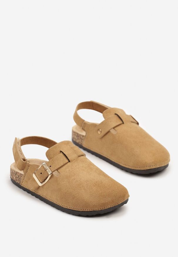 Renee - Brązowe Sandały Typu Chodaki z Ozdobnym Paskiem Kinnara. Okazja: na co dzień. Zapięcie: pasek. Kolor: brązowy. Materiał: jeans. Sezon: lato. Styl: elegancki, casual
