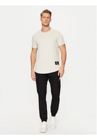 Calvin Klein Jeans T-Shirt Badge Turn Up Sleeve J30J323482 Écru Regular Fit. Materiał: bawełna