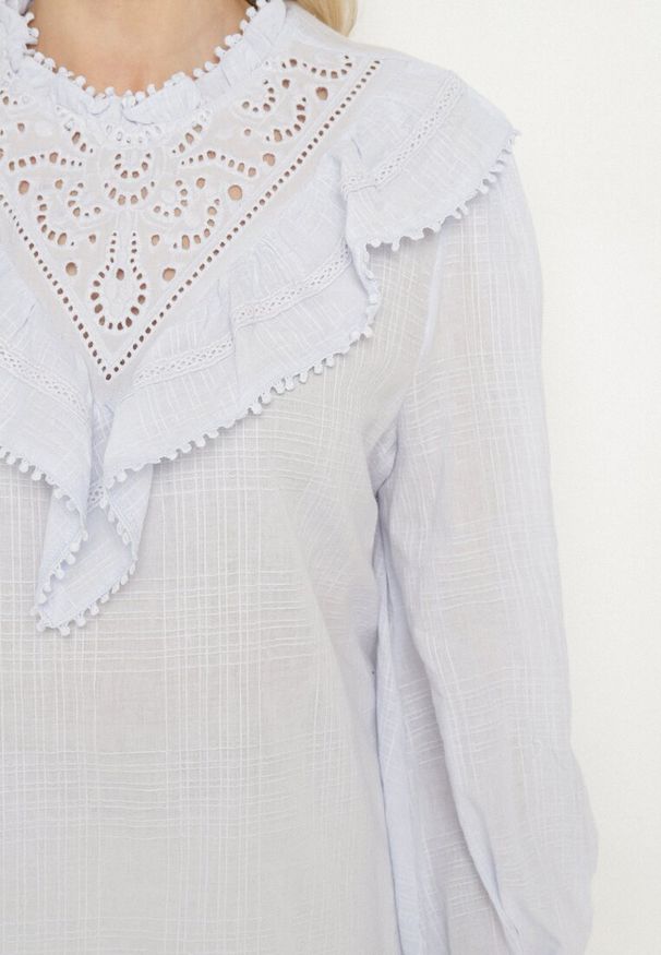 Born2be - Niebieska Bawełniana Bluzka z Ażurowym Haftem i Falbaną Przy Dekolcie Neveine. Okazja: na co dzień. Kolor: niebieski. Materiał: bawełna. Długość rękawa: długi rękaw. Długość: długie. Wzór: ażurowy, haft. Sezon: wiosna, lato. Styl: boho, casual, elegancki