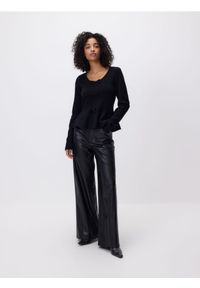 Reserved - Sweter z kokardkami - czarny. Typ kołnierza: kokarda. Kolor: czarny. Materiał: wiskoza, dzianina