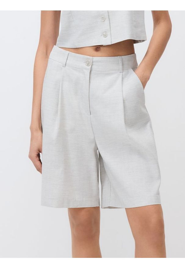 Reserved - Szorty bermudy z zakładkami - jasnoszary. Kolor: szary. Materiał: tkanina, len, wiskoza. Wzór: gładki