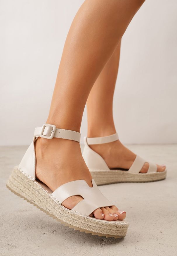 Renee - Beżowe Sandały VICES na Platformie z Plecionką i Wycięciami Helimis. Zapięcie: sprzączka. Kolor: beżowy. Materiał: koronka. Wzór: koronka. Sezon: lato. Obcas: na platformie