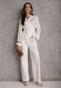 Renee - Biała Wiskozowa Bluzka z Kopertowym Dekoltem i Wiązaniem z Boku Velarila. Typ kołnierza: dekolt kopertowy. Kolor: biały. Materiał: wiskoza #2