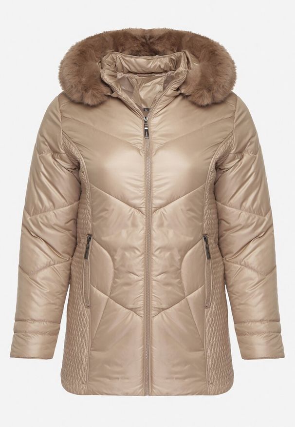Born2be - Beżowa Kurtka z Pikowanymi Przeszyciami i Kapturem z Futerkiem Vevea. Okazja: do pracy, na spotkanie biznesowe, na spacer, na co dzień. Kolekcja: plus size. Kolor: beżowy, brązowy. Materiał: futro. Styl: biznesowy, elegancki, casual