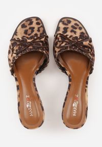 Born2be - Panterkowe Klapki na Szpilce z Odkrytym Noskiem Przeszyciami i Kokardką Irinvyn. Okazja: na co dzień, na wesele, na ślub cywilny. Wzór: aplikacja. Sezon: lato. Obcas: na szpilce. Styl: elegancki, casual. Wysokość obcasa: średni #5