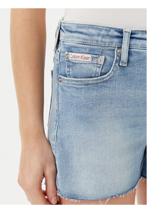 Calvin Klein Jeans Szorty jeansowe J20J225158 Niebieski Slim Fit. Kolor: niebieski. Materiał: bawełna