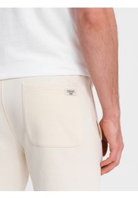 Ombre Clothing - Męskie spodnie dresowe z nogawką bez ściągacza - kremowe V11. Kolor: kremowy. Materiał: dresówka. Wzór: aplikacja. Styl: klasyczny, sportowy #4
