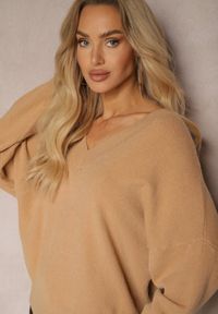 Renee - Ciemnobeżowy Klasyczny Sweter z Wiskozą i Kaszmirem Marirra. Okazja: do pracy, na co dzień. Typ kołnierza: dekolt w serek. Kolor: beżowy. Materiał: wiskoza, kaszmir. Styl: klasyczny #3