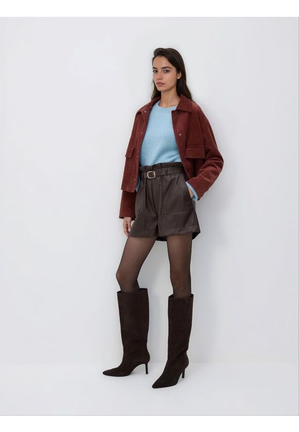 Reserved - Szorty z imitacji skóry z paskiem - ciemnobrązowy. Kolor: brązowy. Materiał: skóra