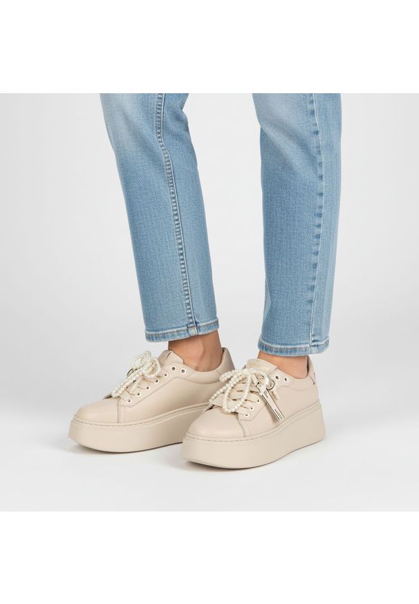 CheBello - Sneakersy damskie Chebello, cholewka ze skóry naturalnej gładkiej ozdobne sznurowanie z dekoracyjnymi elementami masywna platforma zwiększająca komfo. Okazja: na co dzień. Zapięcie: sznurówki. Kolor: beżowy. Materiał: skóra. Szerokość cholewki: normalna. Wzór: gładki. Obcas: na platformie. Styl: casual, elegancki