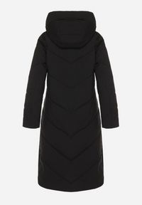 Born2be - Czarna Kurtka Pikowana o Długim Fasonie z Nieodpinanym Kapturem i Kieszeniami Nerilani. Okazja: na co dzień, na spacer. Kolor: czarny. Materiał: skóra. Długość: długie. Sezon: zima. Styl: casual, elegancki #3