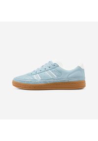 Decathlon - Sneakersy damskie Player 80. Okazja: na co dzień. Kolor: biały, szary, niebieski, wielokolorowy. Materiał: skóra, guma. Szerokość cholewki: normalna. Sport: tenis