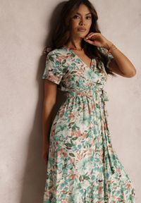 Renee - Zielono-Beżowa Sukienka Nolwyn. Kolor: zielony. Materiał: wiskoza. Wzór: kwiaty. Sezon: lato. Typ sukienki: kopertowe, asymetryczne. Długość: midi #5