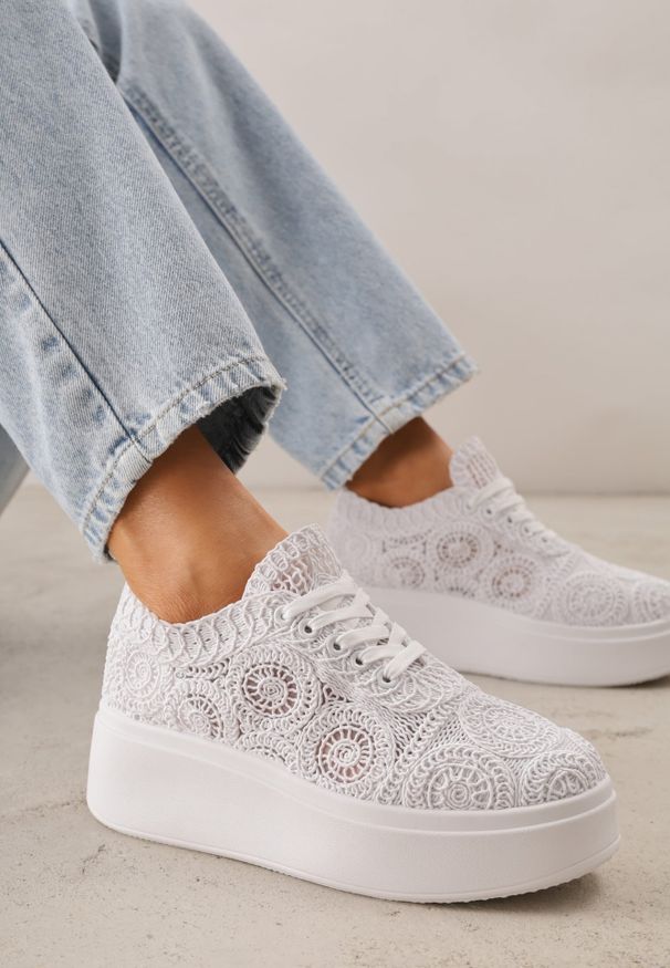 Renee - Białe Sneakersy Boho na Platformie Zdobione Plecionym Wzorem Abilama. Kolor: biały. Materiał: jeans, zamsz. Szerokość cholewki: normalna. Wzór: aplikacja. Obcas: na platformie