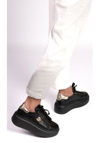 Inna - Sneakersy na platformie ze złotą cholewką skórzane czarne Sempre 23-397-37. Kolor: wielokolorowy, czarny, złoty. Materiał: skóra. Szerokość cholewki: normalna. Wzór: grochy. Obcas: na platformie #7