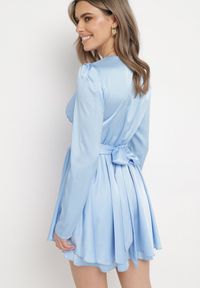 Born2be - Niebieska Satynowa Sukienka Mini z Głębokim Dekoltem i Wiązaniem z Tyłu Liadan. Okazja: na imprezę. Kolor: niebieski. Materiał: satyna. Styl: elegancki. Długość: mini #4