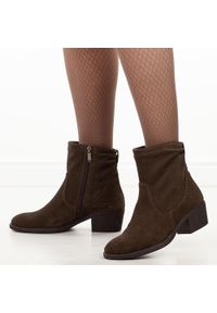 Czekoladowe zimowe Polskie kowbojki damskie Gregors 869. Okazja: do pracy. Kolor: brązowy. Materiał: zamsz, skóra. Szerokość cholewki: normalna. Sezon: zima. Obcas: na obcasie. Styl: elegancki, boho. Wysokość obcasa: średni #1