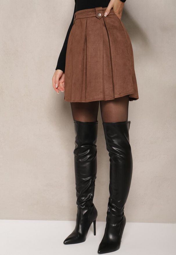 Renee - Brązowa Rozkloszowana Spódnica z Ekozamszu z Plisami w Stylu Preppy Sealia. Okazja: do pracy. Kolor: brązowy. Styl: wizytowy, klasyczny, elegancki