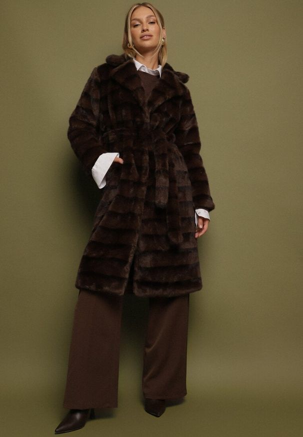 Born2be - Brązowy Klasyczny Płaszcz Futerko z Wiązanym Paskiem Aranelle. Okazja: na co dzień. Kolor: brązowy. Materiał: futro. Styl: klasyczny