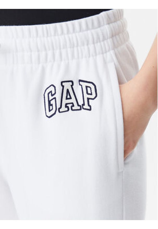GAP - Gap Spodnie dresowe 889527-02 Biały Relaxed Fit. Kolor: biały. Materiał: bawełna