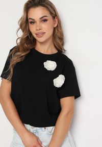 Born2be - Czarny T-shirt z Bawełny z Aplikacją 3D w Kształcie Kwiatu Risandra. Okazja: na co dzień. Typ kołnierza: dekolt w kształcie V. Kolor: czarny. Materiał: bawełna. Wzór: aplikacja, kwiaty. Styl: casual, klasyczny #1