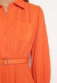 Born2be - Pomarańczowa Plisowana Sukienka Midi z Paskiem z Kołnierzykiem i Kieszeniami Themirlla. Kolor: pomarańczowy. Wzór: aplikacja. Długość: midi #3