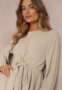 Renee - Jasnobeżowa Sukienka Rozkloszowana z Gumką w Pasie Thelo. Kolor: beżowy. Materiał: tkanina. Długość rękawa: długi rękaw. Wzór: gładki, jednolity. Styl: klasyczny, elegancki. Długość: mini #4